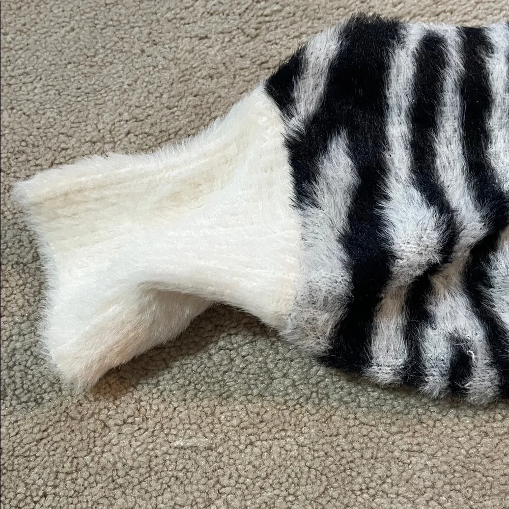 Express Black & White Zebra-Print Fuzzy Crewneck Sweater - Picture 5 of 6